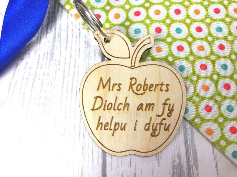 Personalised Wooden Apple Teacher Keyring Welsh Key ring Athro Athrawes Diolch am fy helpu i dyfu