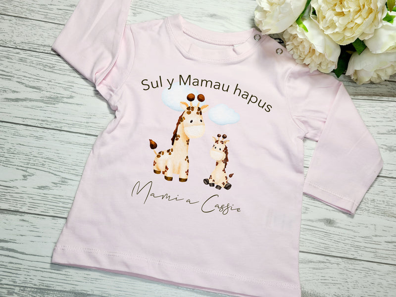 Personalised Baby pink Baby long t-shirt with Giraffe sul y mamau cyntaf NAME detail