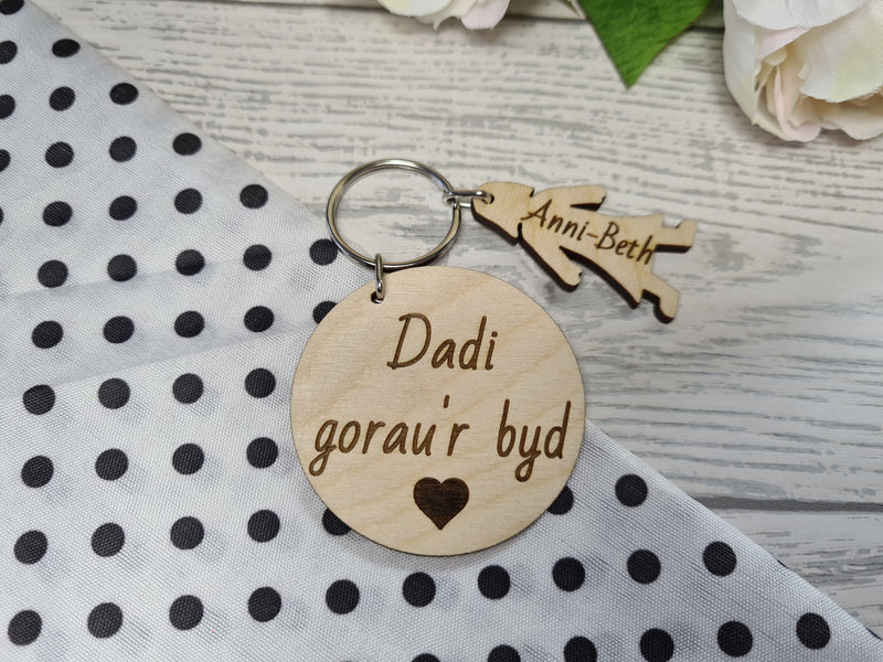 Personalised Welsh Wooden Circle with boy and girl figures Keyring Dadi gorau'r byd