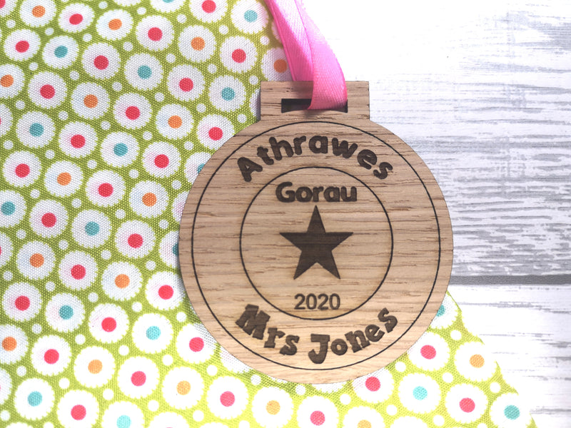 Personalised oak Welsh Athro / athrawes gorau teacher medal 2020 gift