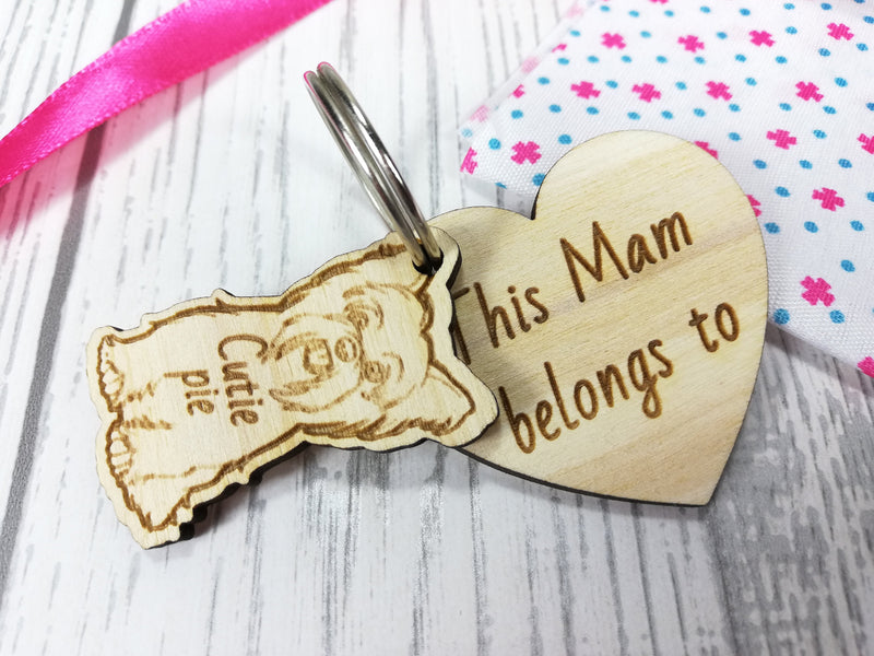 Personalised Wooden Heart with Dog or Cat figures Keyring This Mum belongs to.. Name Mam Key ring