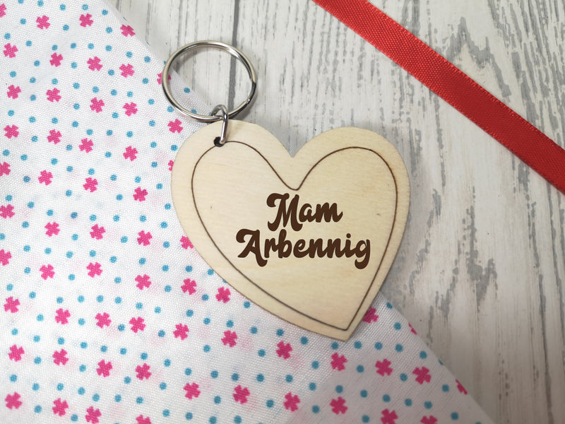 Personalised Wooden heart Welsh Mam arbennig Key ring Keyring