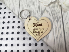 Personalised Wooden heart Welsh Mam Caru ti i'r lleuad Key ring Keyring