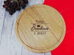 Personalised Engraved Wooden Welsh Brenhines y gegin Round Chopping Cheese board